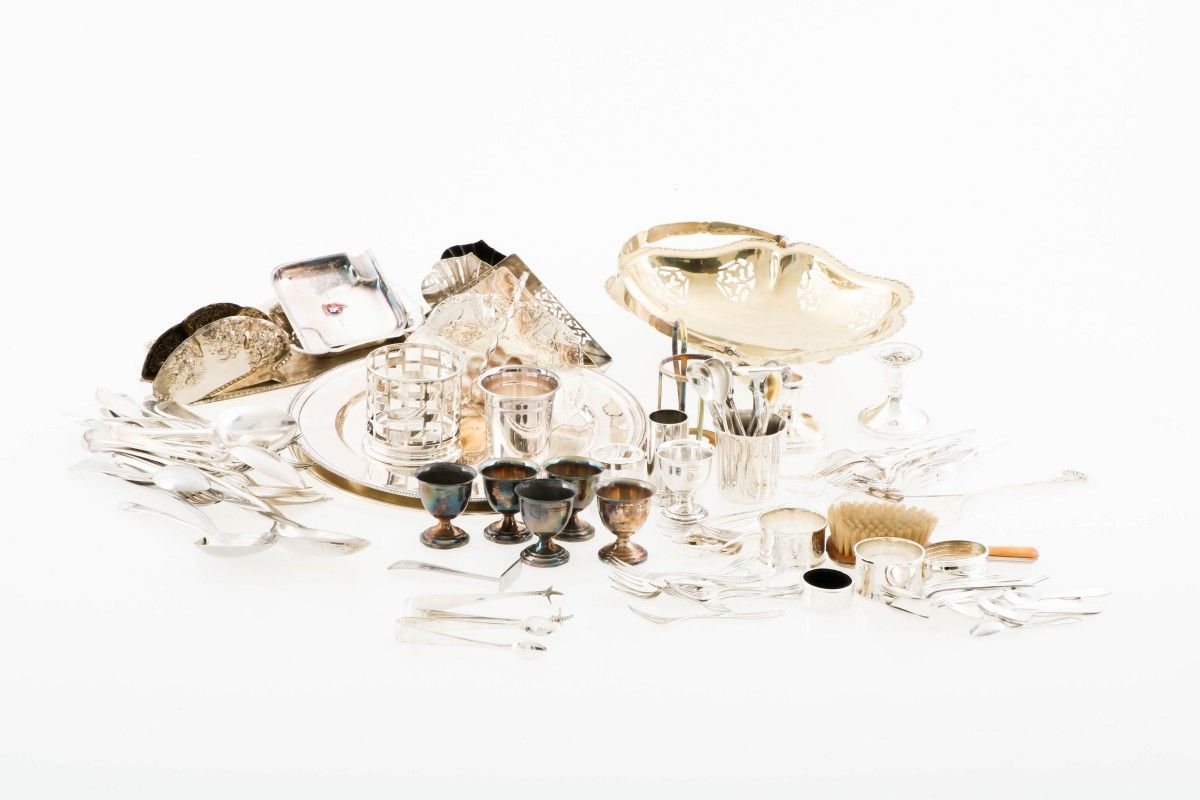 A lot of various silver-plated items, 20th century. 包括一个泡芙篮，蛋糕叉，烛台，鸡蛋杯和（2）底板。有使用&hellip;