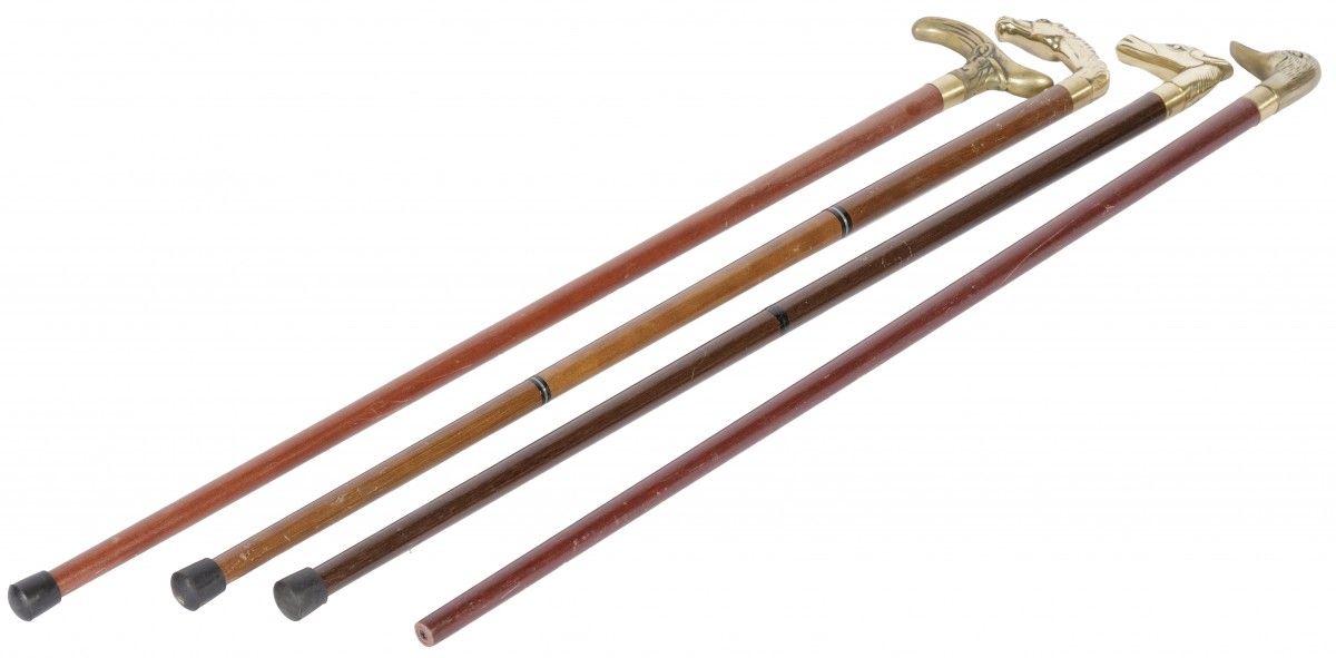 A lot comprised of (4) walking sticks, 20th century. 有各种设计，包括铜把手。估计：20-40欧元。