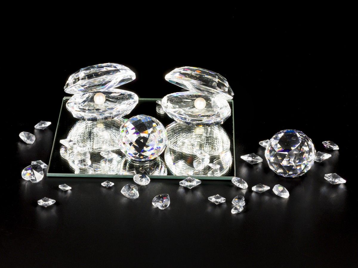 (6) piece lot of Swarovski miniatures 包括2个带珍珠的牡蛎，2个镇纸，一个镜盘和各种迷你心。状况良好。估计：10-40欧元&hellip;