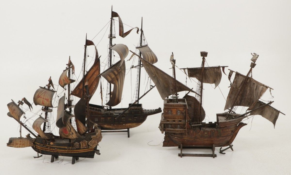 A lot comprised of (3) model ships, 20th century. 其中一艘带有荷兰泽兰省的纹章。还有一个帆上有十字架的例子，可&hellip;