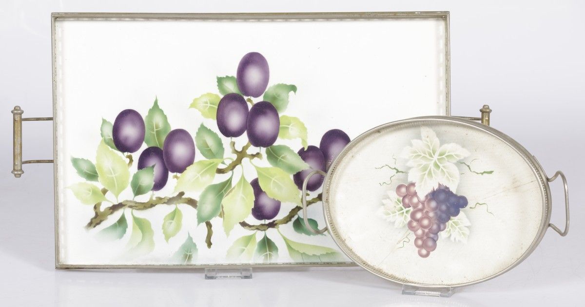 A lot comprising (2) various serving trays, 20th century. The one with plum-moti&hellip;