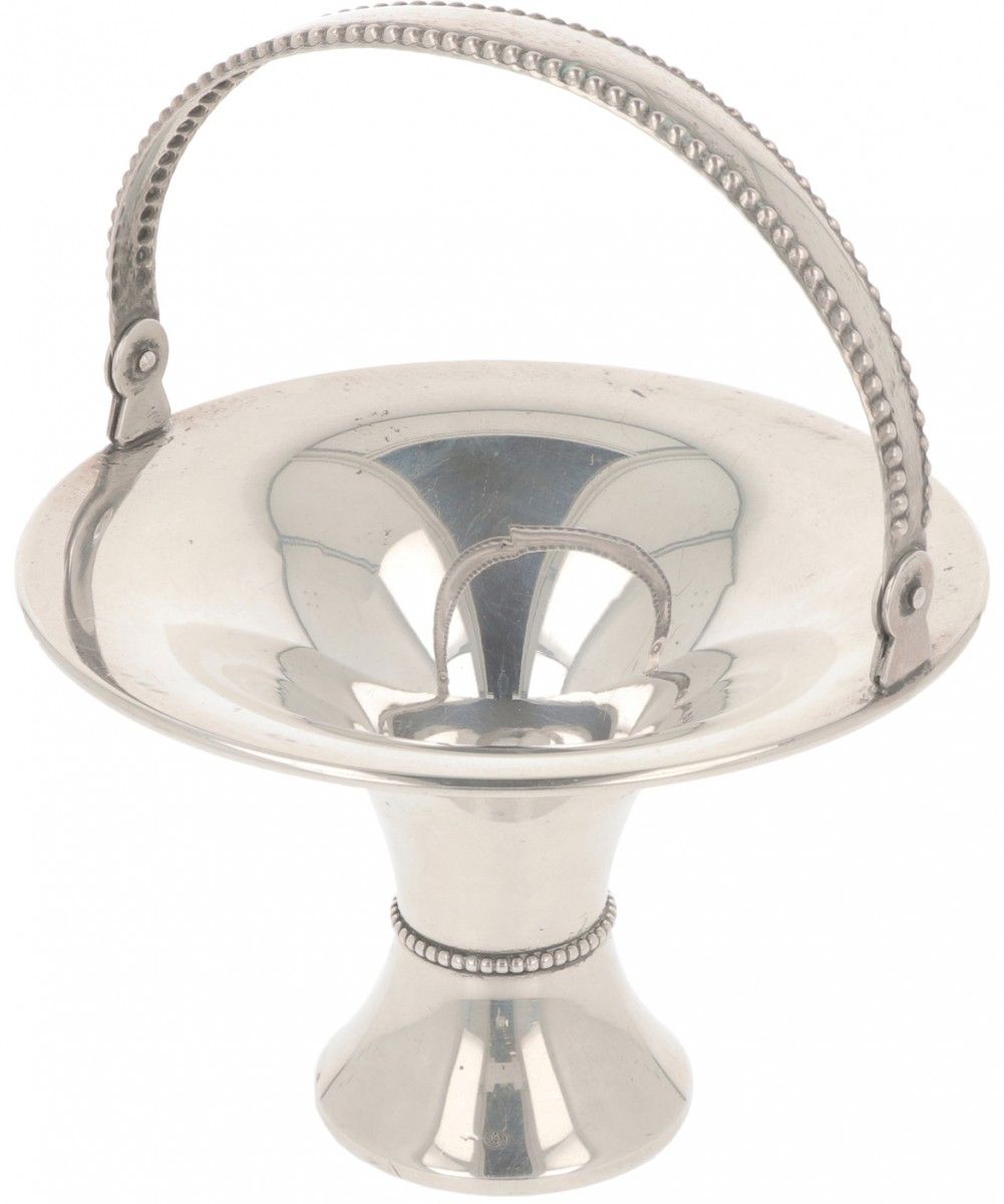 Pastille handle basket silver. 喇叭形的模型，有配重底座和珍珠边的装饰。荷兰，哈勒姆，W.J. Burger & Zonen，19&hellip;