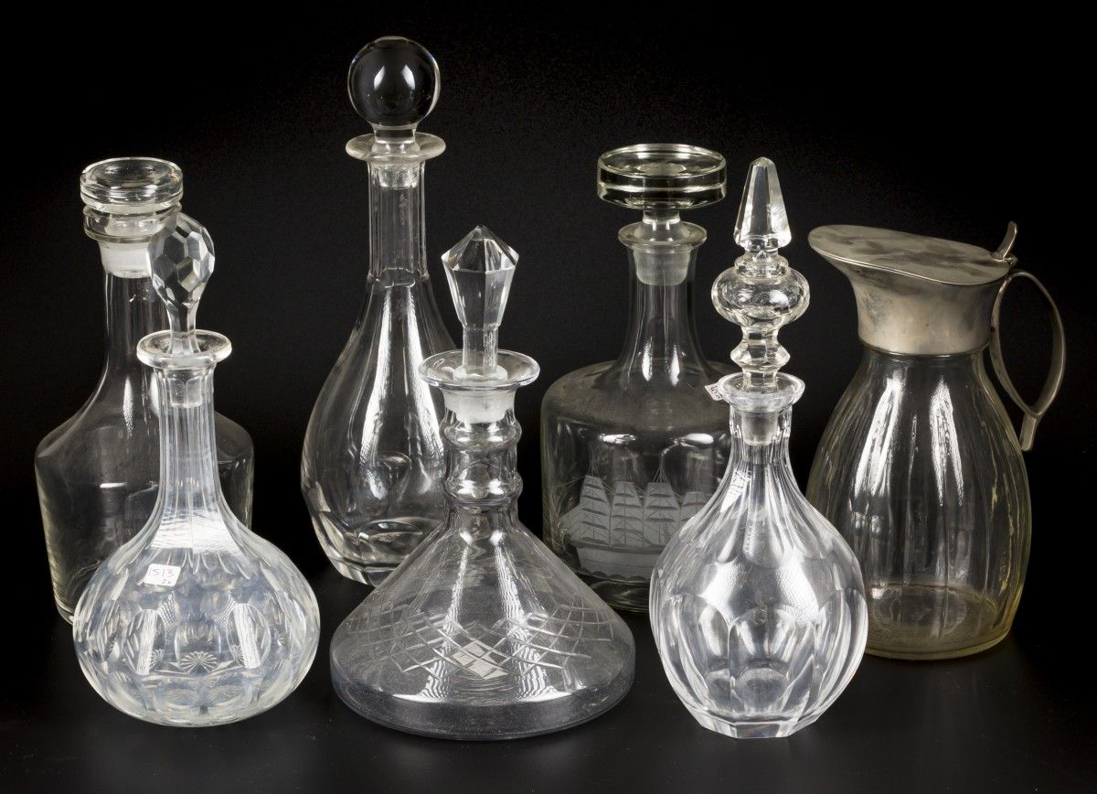 A lot comprised of (7) various flasks, a.O. Cut glass, 20th century. Null