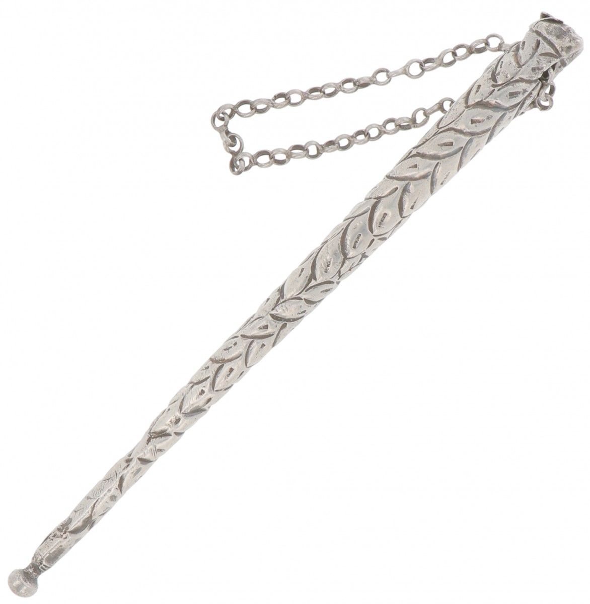 Jewish swipe (Torah pointer) silver. 带链子。20世纪初，标记。Z - 有磨损、损坏和凹痕的痕迹。35克，800/1000。&hellip;