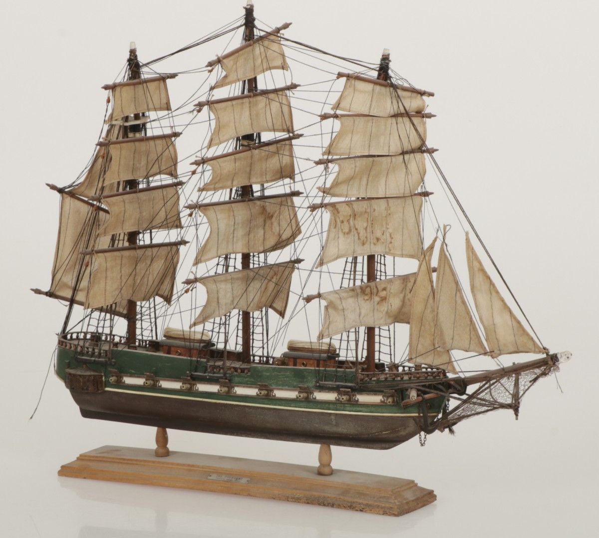 A model frigate, U.S.A., 20th century. 镶嵌在底座上的三桅帆船，上面有铭文。总统/1800年。

不同的损坏和不同的修复。&hellip;