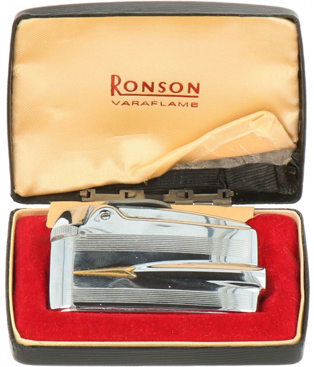 Ronson 'Adonis' lighter silver plated. Adonis con estuche original. Inglaterra, &hellip;