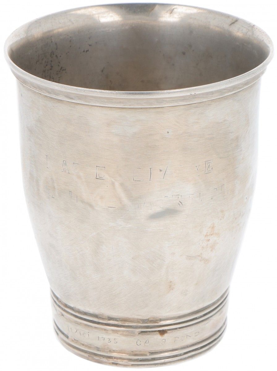 Drinking cup silver. 郁金香型模型，有刻痕带。丹麦，哥本哈根，Johannes Siggaard，1933年，印记。土地标记，制造者标记，8&hellip;