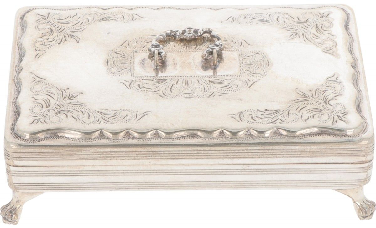 Teaspoon box silver. 配有爪子脚和雕刻的比德梅尔装饰。内部有毛毡衬里。20世纪，印记。ZII，制造者标记，-有使用痕迹。242克，835/1&hellip;