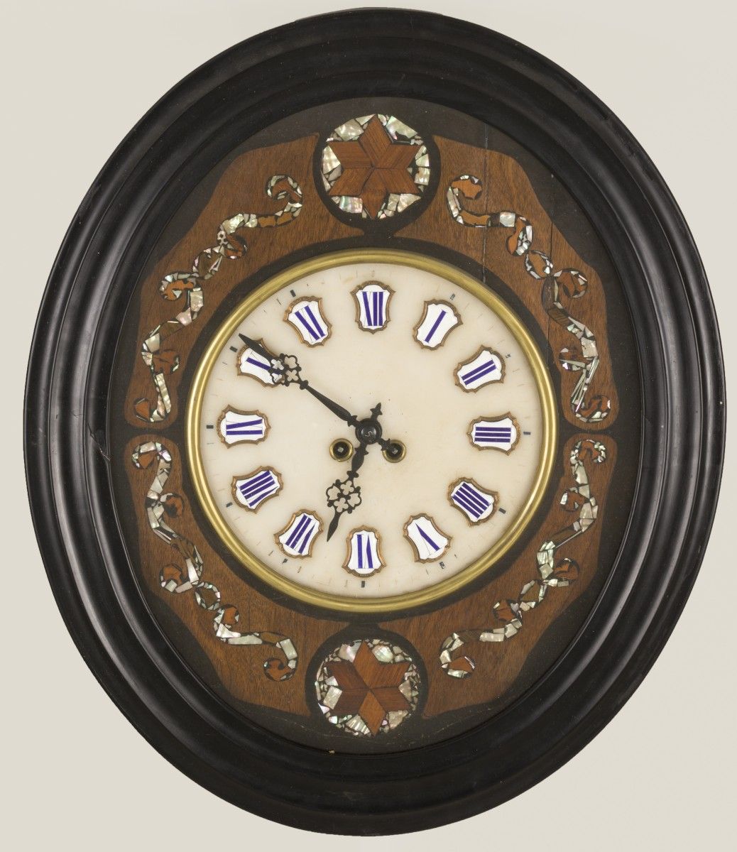 An oeil de boeuf clock, circa 1900. La face du cadran avec des cartouches avec d&hellip;