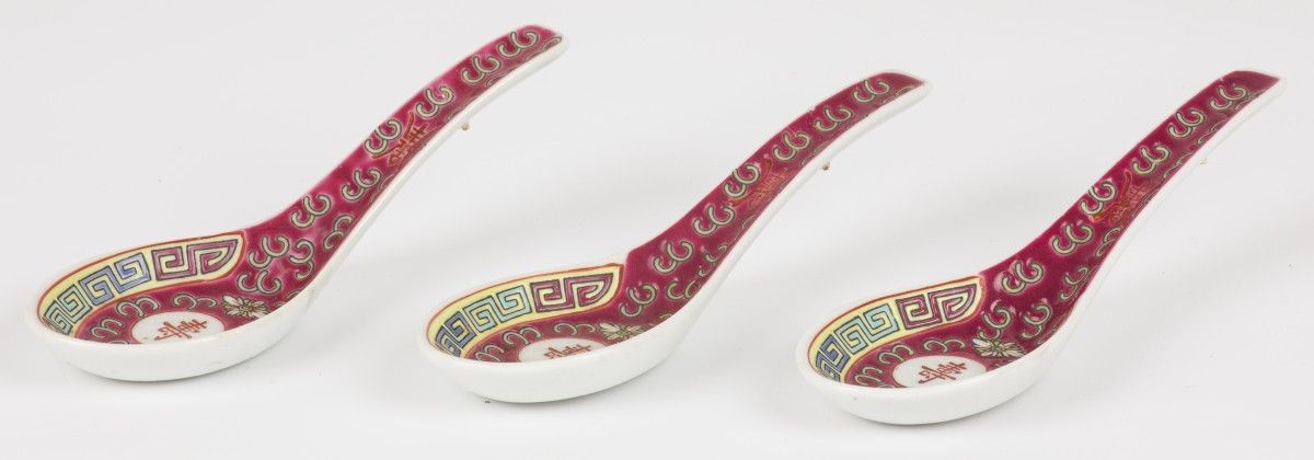 A set of (3) porcelain spoons with floral decoration. China, 20th century. Null