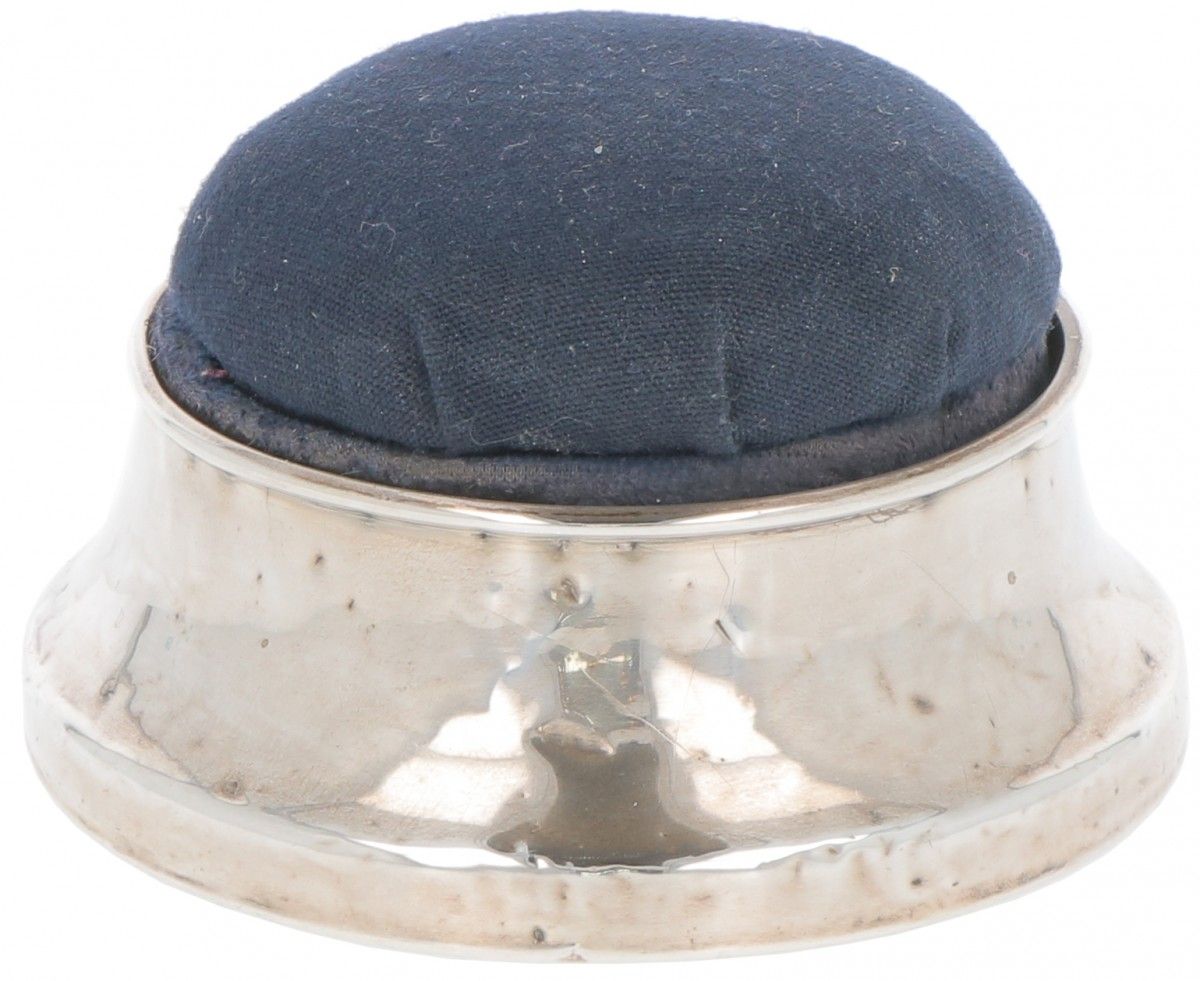 Pincushion silver. Rundes Modell mit beschwertem Boden und aufklappbarem Deckel.&hellip;
