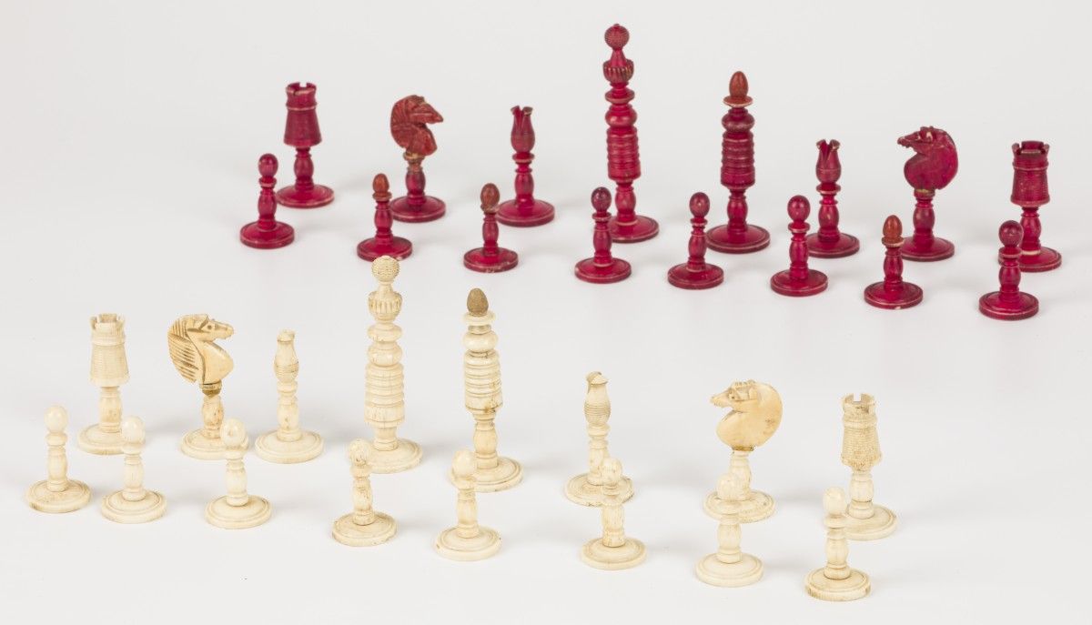 A bone partially coloured chess set. Null