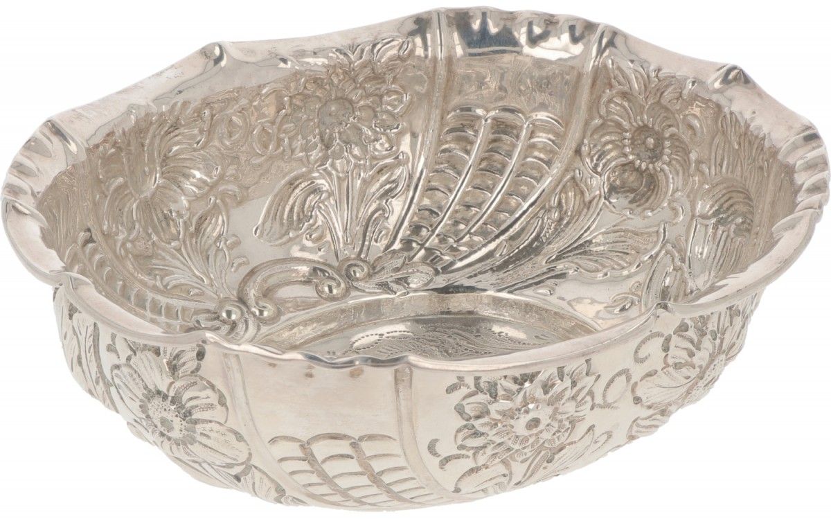 Sugar basket silver. 带有花和叶的凿刻装饰。英格兰，伦敦，可能是查尔斯-斯图尔特-哈里斯，1886-1887年，印记：狮子，豹子，L，加冕标&hellip;