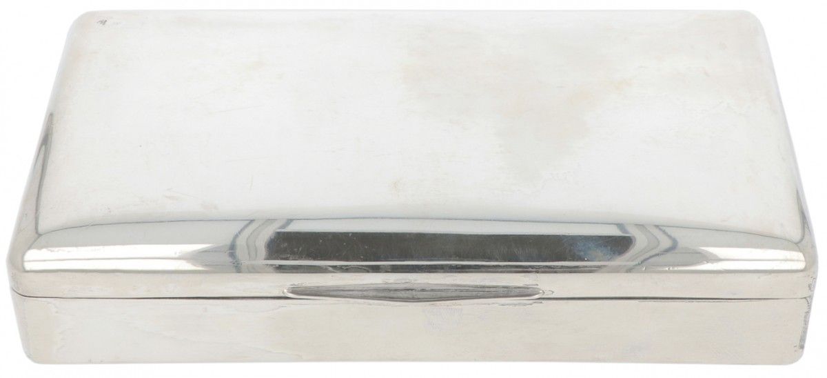 Silver cigar box 大型模型，凸形盖子，光滑的表面。20世纪，印记。ZII，-有磨损和凹陷的痕迹。875克，835/1000。尺寸。长26厘米，宽&hellip;