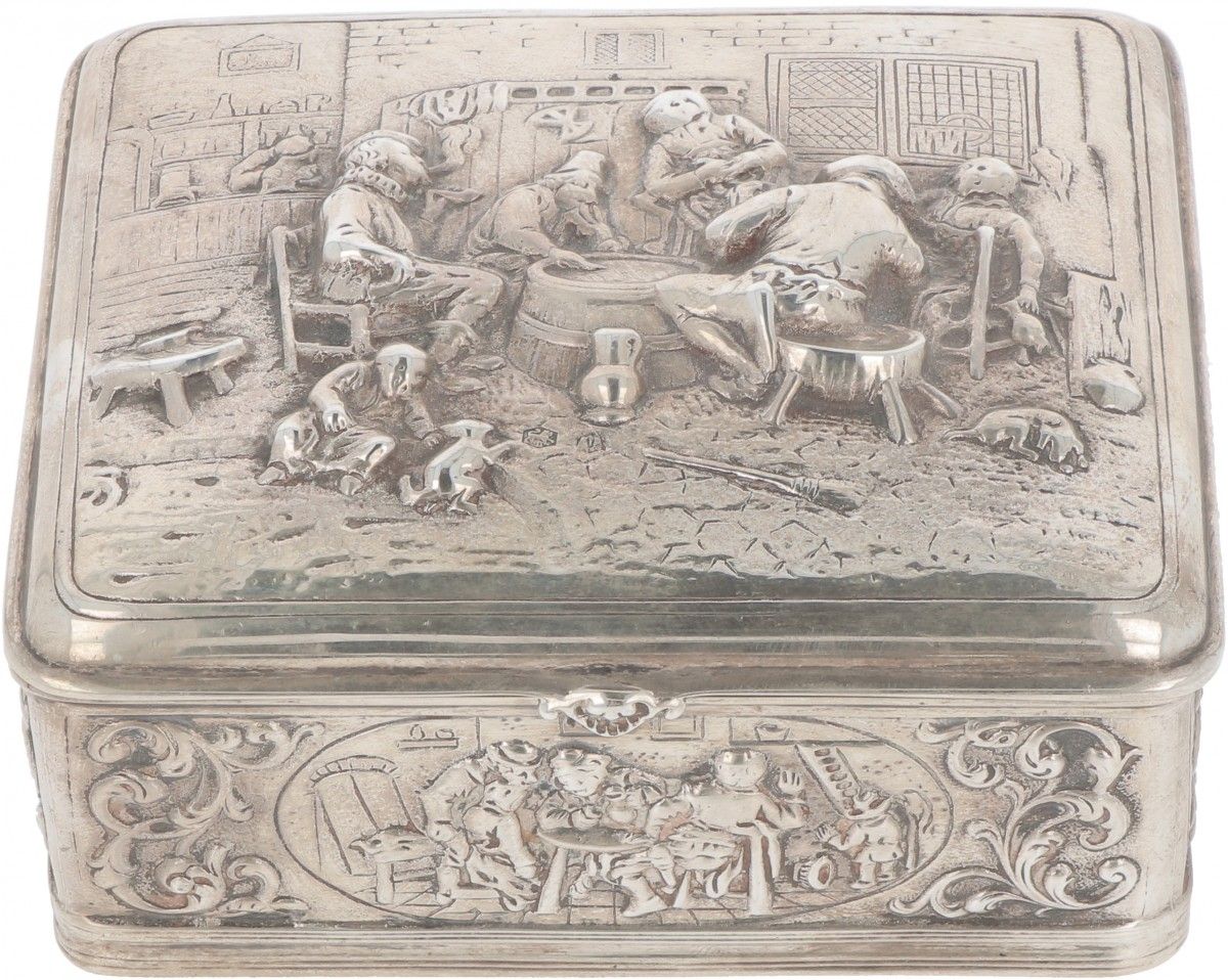 Tobacco box silver. 模型带有浮雕场景装饰和凸形盖子。还配备了木质内饰。荷兰，哈林，Zaanland Zilversmederij，1955年&hellip;