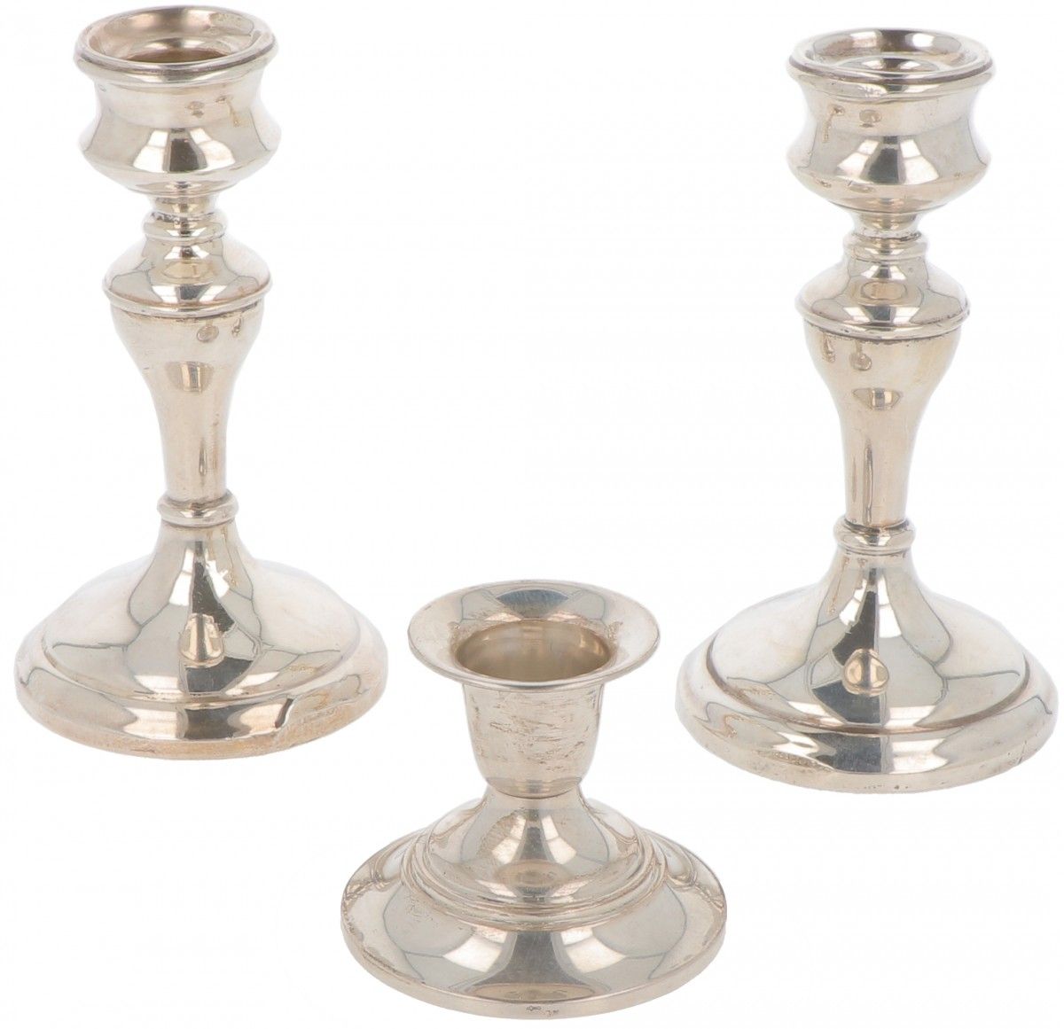(3) piece lot candlesticks silver. 由一个带有配重底座的栏杆形套装和一个单人矮桌烛台组成。英国/荷兰，伯明翰，Woodalls&hellip;