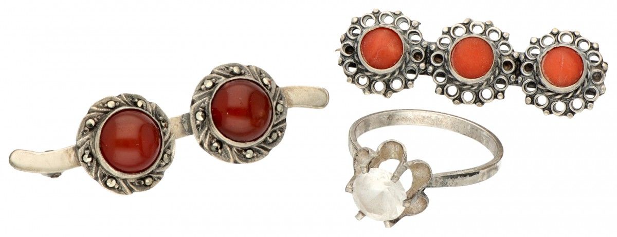 Lot comprising two silver vintage brooches and a ring - 835/1000. Set with red c&hellip;