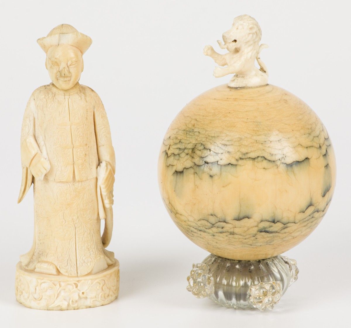 A lot comprising a biljiard ball weith dito lion on top, and a chinese figure. 各&hellip;