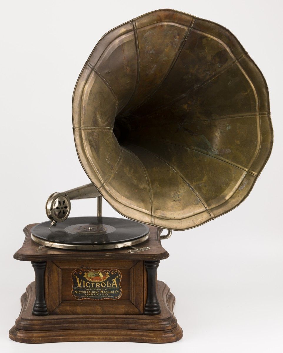 A "Victrola" grammophone, United States, early 20th century. Dans une caisse en &hellip;
