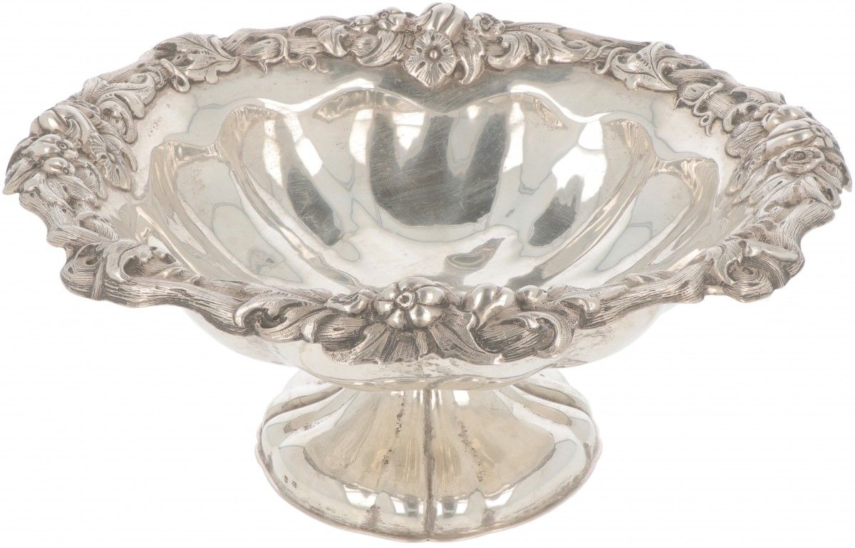 Fruit bowl on a silver base. 镂空的植物装饰。20世纪初，印记：不清楚的印记，-有使用和凹陷的痕迹。360克，800/1000。尺寸&hellip;