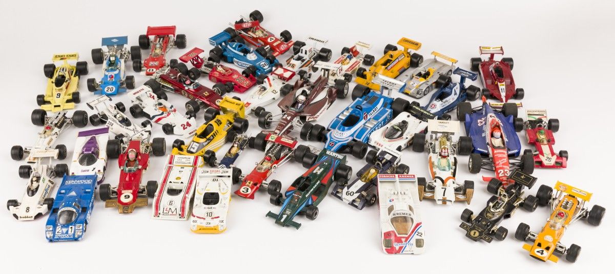 (37) piece lot Formula 1 model cars 由各种品牌组成，包括Polistil, Verem, Politoys, Mebetoy&hellip;