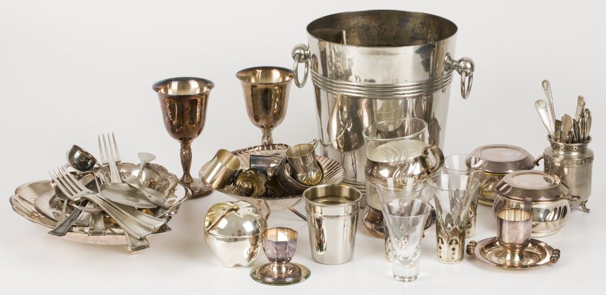 A lot comprised of various silvered items, o.W. A wine cooler, 20th century. Nul&hellip;
