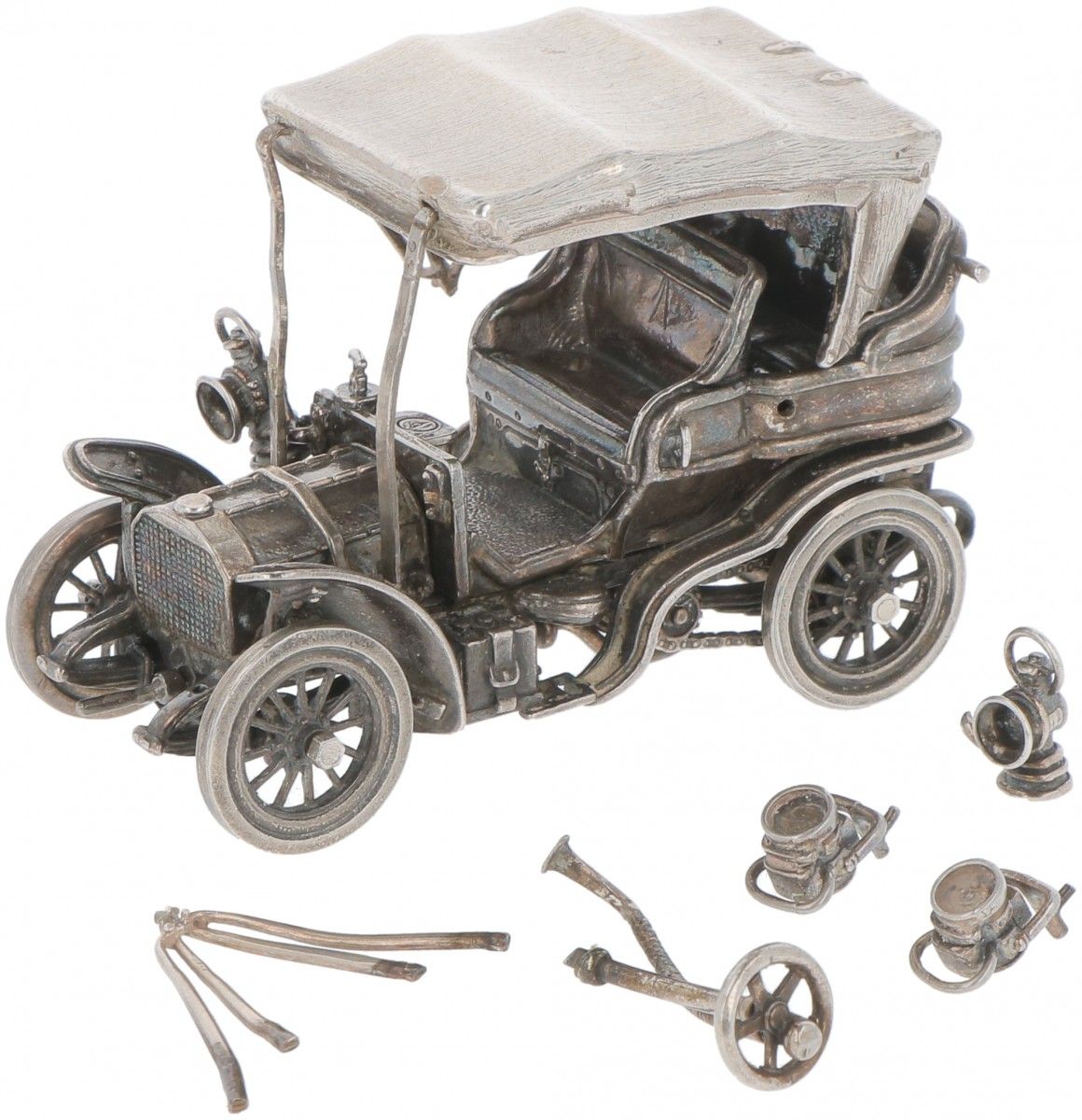 Miniature oldtimer car silver. Avec de nombreux détails. Italie, 20ème siècle, p&hellip;