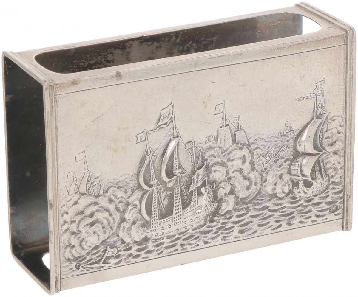 Matchbox holder silver. Avec une scène de bataille navale en relief et des côtés&hellip;