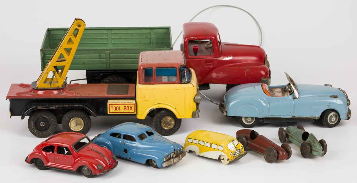 Lot (8) tin toy cars 各种品牌，产地。德国，日本，20世纪50-60年代，处于使用状态。估计：50 - 100欧元。