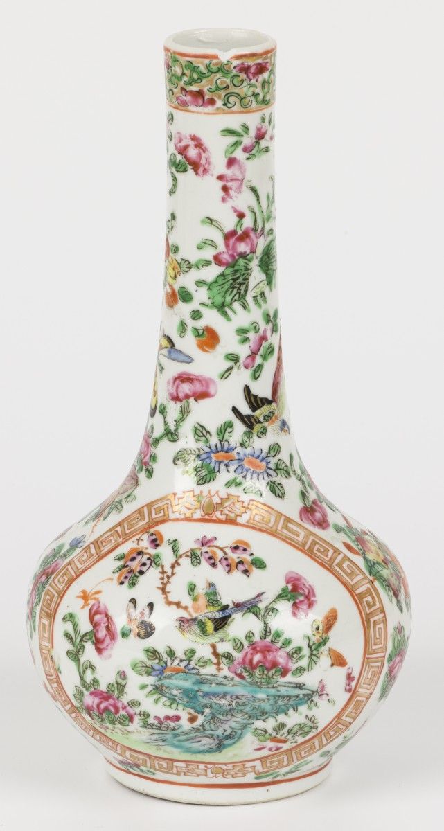 A porcelain pipe vase with Canton decor. China, 19th century. Size. 24 x 12 cm.