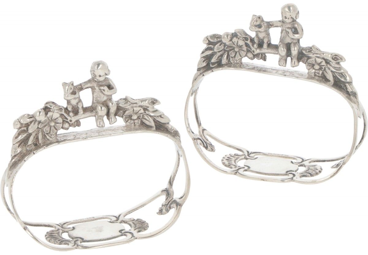 (2) Piece set of napkin rings silver. Calado con un niño en miniatura con ardill&hellip;