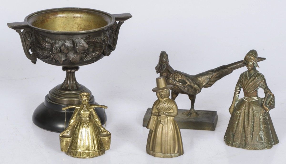 A lot of various copper items a.W. (3) table bells in the shape of female figure&hellip;