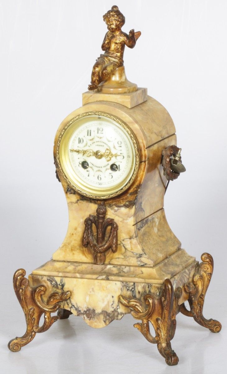 A 19th century matle clock mounted on brass feet and Psyche figurine. Adresse : &hellip;