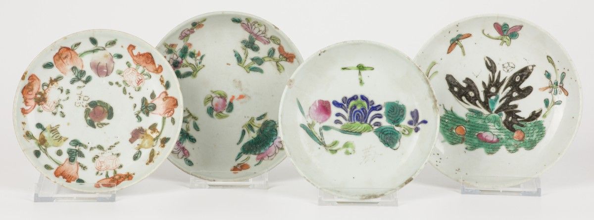A lot comprising (4) porcelain plates with floral decor. Chine, Tongh Zhi. Diam.&hellip;