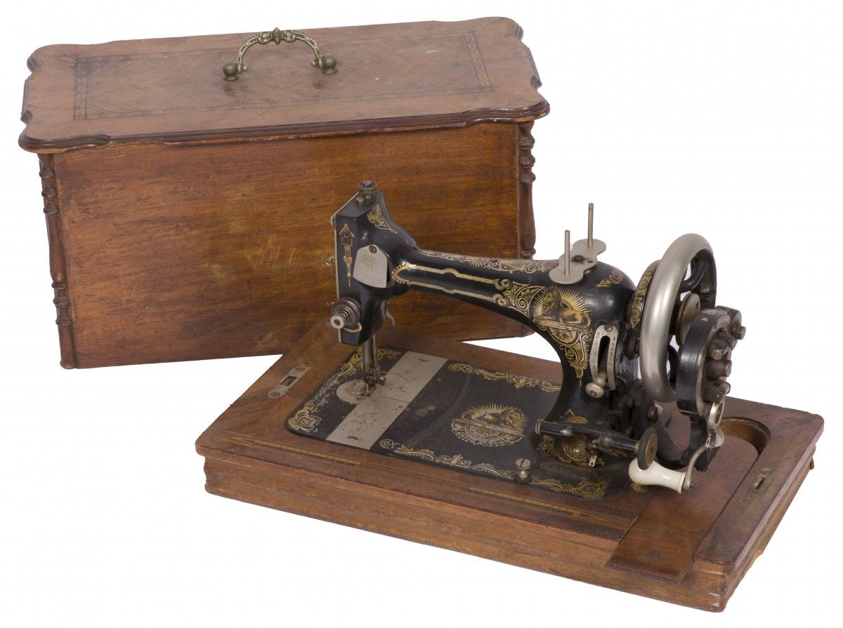 A sewing machine in its original case, Germany(?), ca. 1900. Avec décor en fauss&hellip;