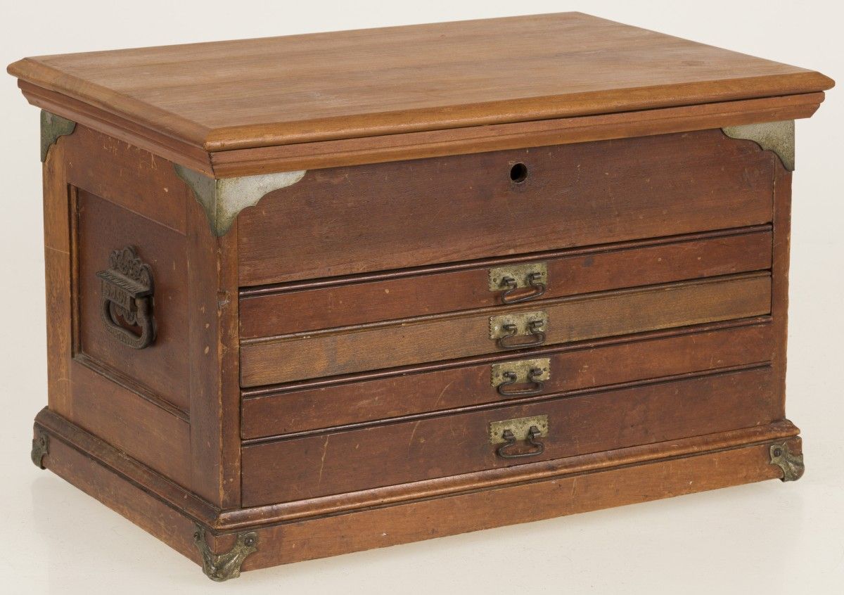 A wooden flatware collection case, Dutch, circa 1900. 没有餐具，盖子下面有一个隔间，有四个抽屉。估计：20&hellip;