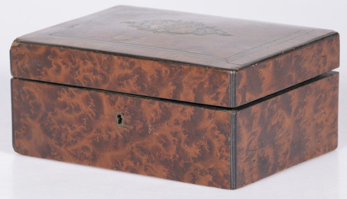 A walnut veneered trinket box, ca. 1900. 盖子上有引塔夏和绗缝的内衬。