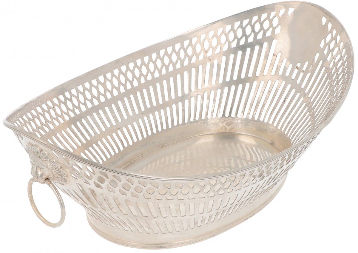 Bread basket silver. 椭圆形船形模型，狮子头把手。荷兰，20世纪，印记：835，ZII，-有使用的痕迹。345克，835/1000。尺寸。长&hellip;