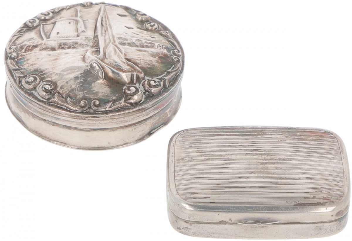 (2) piece lot of silver boxes. 由2个不同设计的薄荷糖/药盒组成。荷兰/德国，19/20世纪，印记。各种印记，-有磨损和凹陷的痕迹&hellip;
