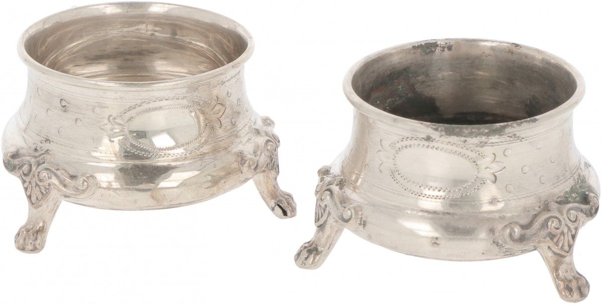 (2) piece set of salt cellars silver. Avec des décorations guillochées gravées e&hellip;