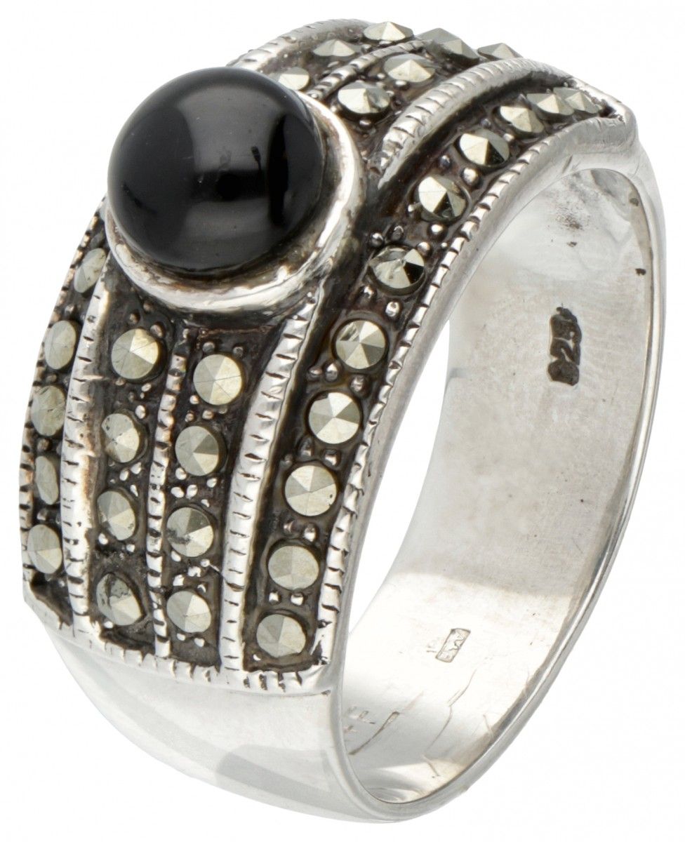 Silver ring set with onyx and marcasite - 925/1000. Poinçons : épée 925. Marque &hellip;