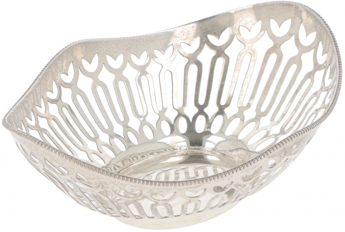 Silver bonbon or 'sweetmeat' basket. 椭圆形模型，侧面有镂空，边缘有焊接的珠子。荷兰，Schoonhoven，H. Hooi&hellip;