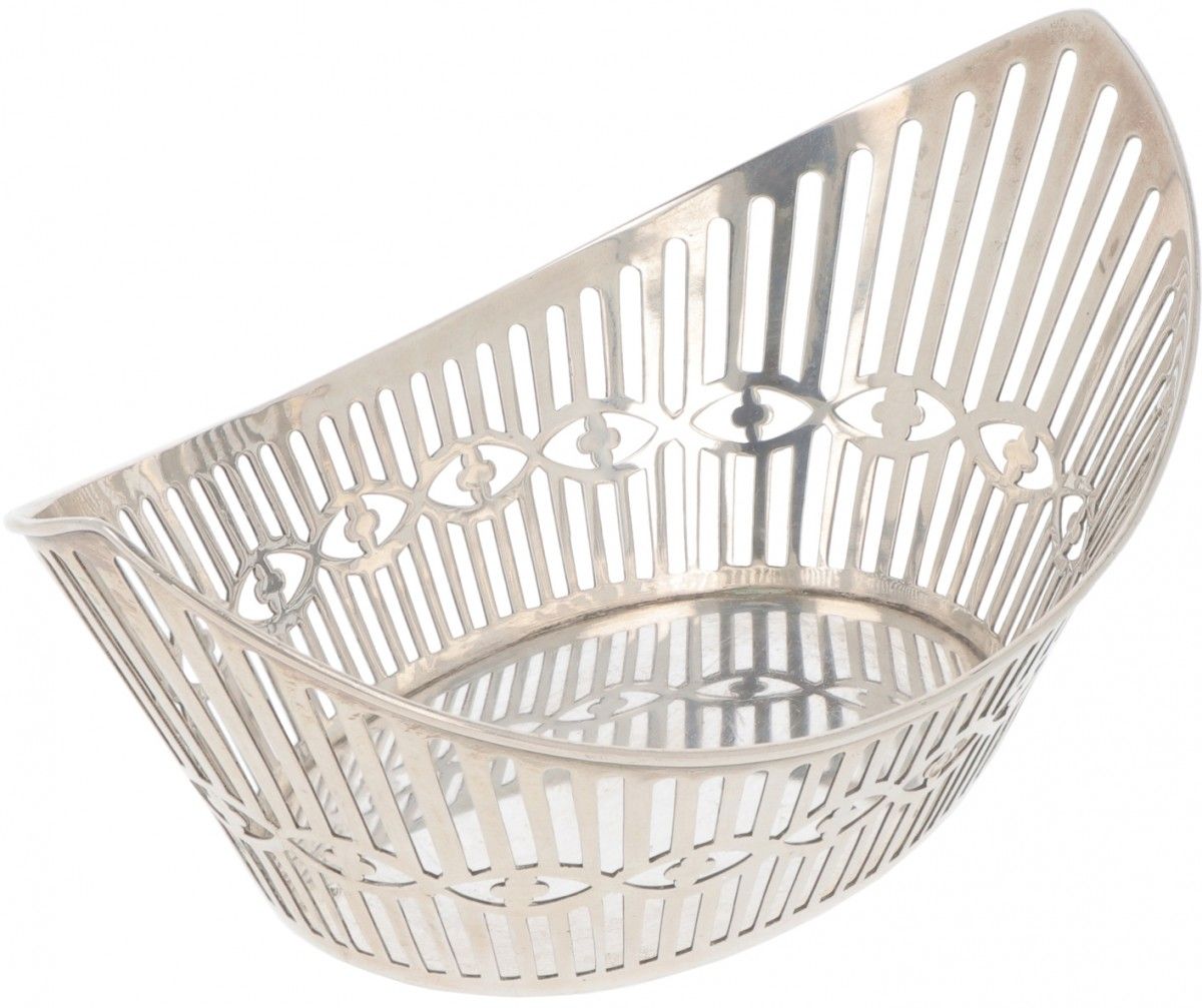 Silver bonbon or "sweetmeat" basket. Modello a forma di barca con lati traforati&hellip;
