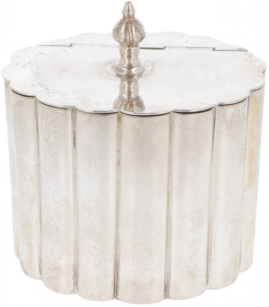 Table trash can silver-plated. Oval lobed model with hinged lid. Claridge, 20th &hellip;