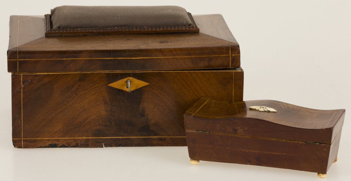 A (2) piece lot comprised of boxes, late 19th century. 由一个装有各种物品的缝纫盒和一个有象牙腿的茶匙盒组&hellip;