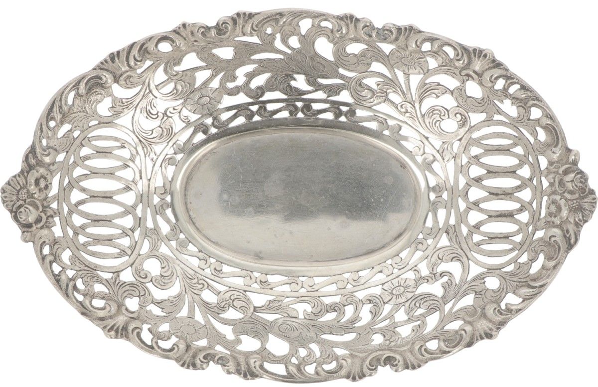 Bonbon or 'sweetmeat' basket silver. Modèle moulé avec bordure ajourée ornée de &hellip;