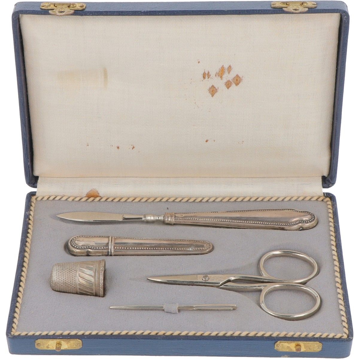 Sewing necessaire in pouch, silver. 5件套，其中剪刀和针基。德国，Lutz & Weis Pforzheim，20世纪，标记&hellip;