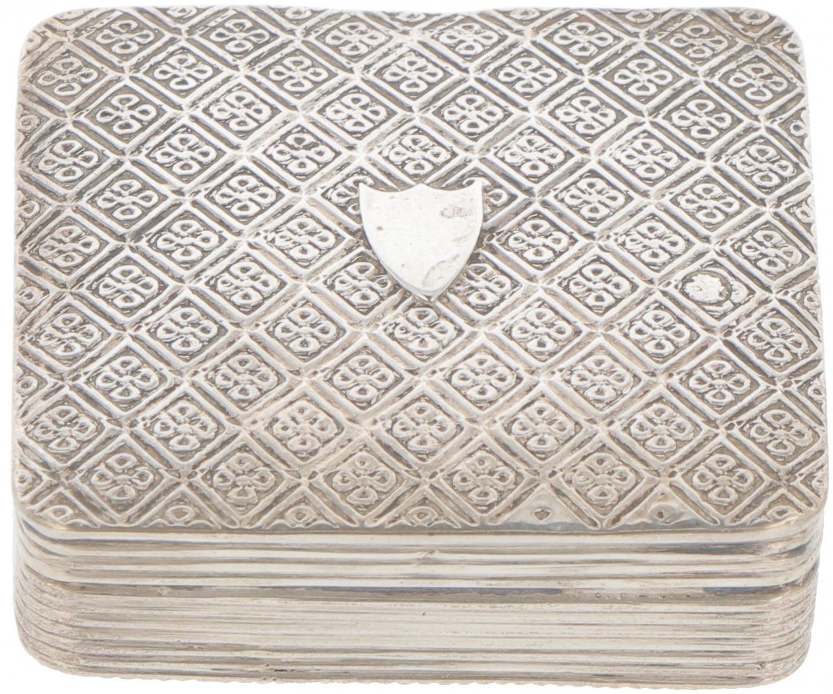 Peppermint box silver. Modèle carré à décor côtelé et gaufré, avec un cartouche &hellip;