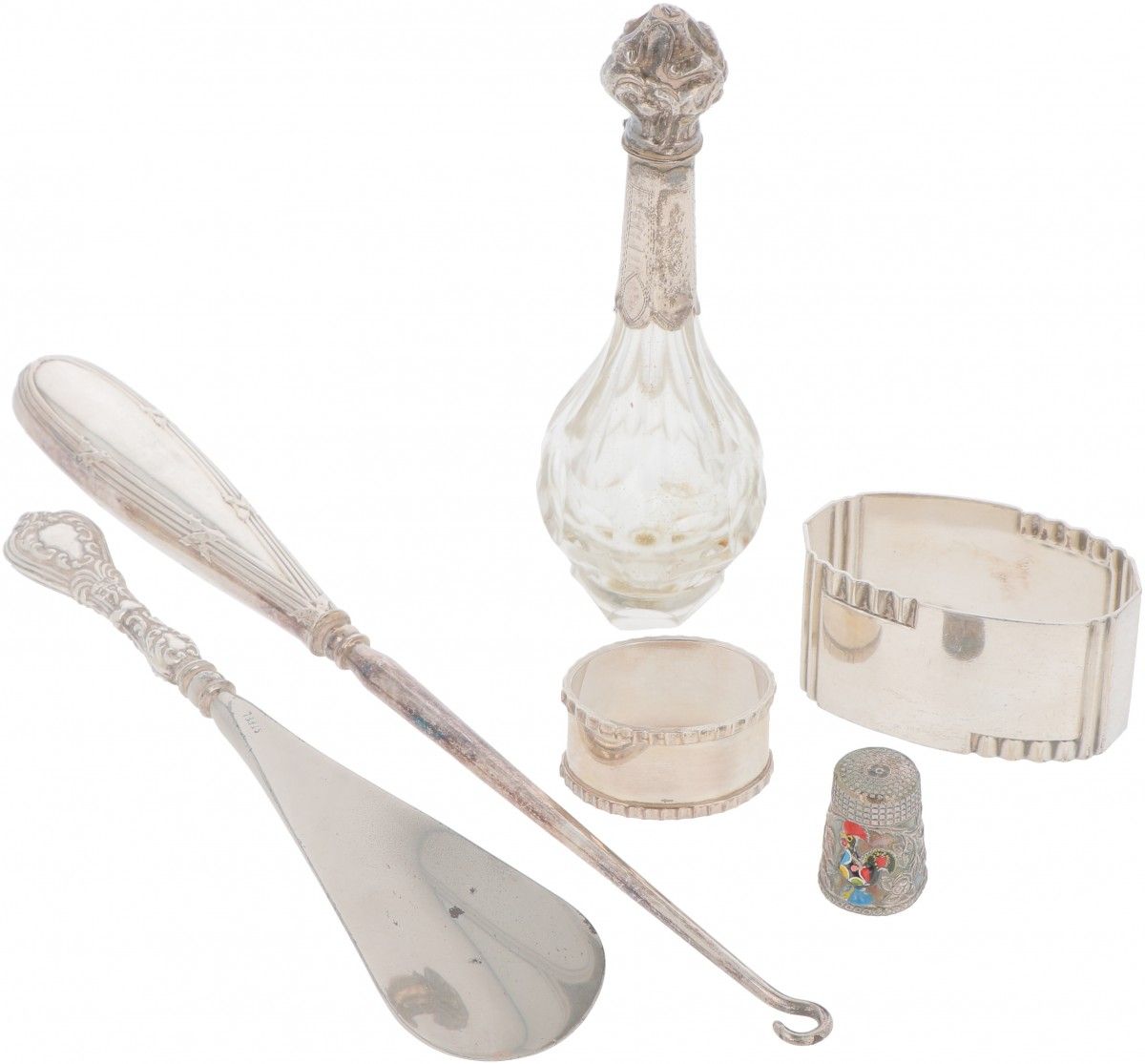 (6) piece lot, various silver. Bestehend aus einer Parfümflasche, einem Serviett&hellip;