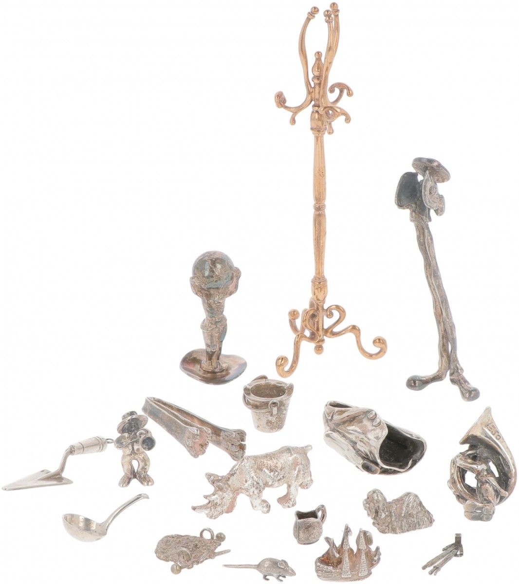 Large lot of various miniatures silver. 各种版本的衣架和其他2种基本金属。20世纪，-有磨损的痕迹。249克，925/1&hellip;